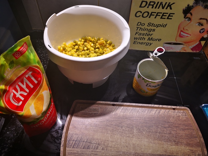 Кукурузу с горошком - в миску. Грибы крошим (если взяли уже резаные, вам будет попроще). Важно! грибов кладите 3/4 банки, остаток смело в мусор - иначе у салата будет грибной привкус.