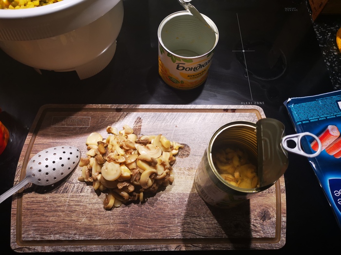 Дальше берём шпроты и разминаем их ножом в кашу. Если у вас шпроты с хвостами, желательно их отрезать, т.к. они негативно влияют на эстетику салата (на вкус не влияют). Шпротов надо класть как на фото, не слишком дохрена - иначе вкус шпрот всё перебьёт