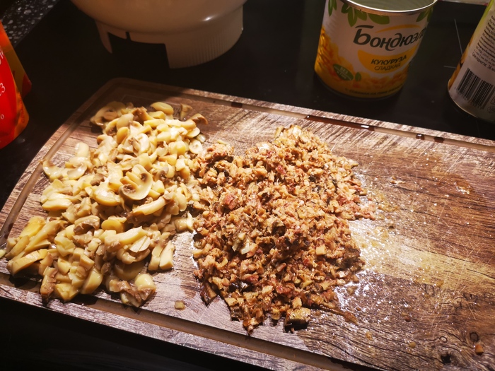 вот такое месиво - в чашку. Дальше берём огурцы и тоже рубим. Внимание на фото насчёт объёма