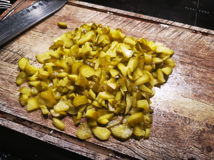 Размер всех кусков (кроме шпрот - шпроты в месиво) - ориентируйтесь на калибр горошка. Дальше рубим полную пачку "крабовых" палочек.