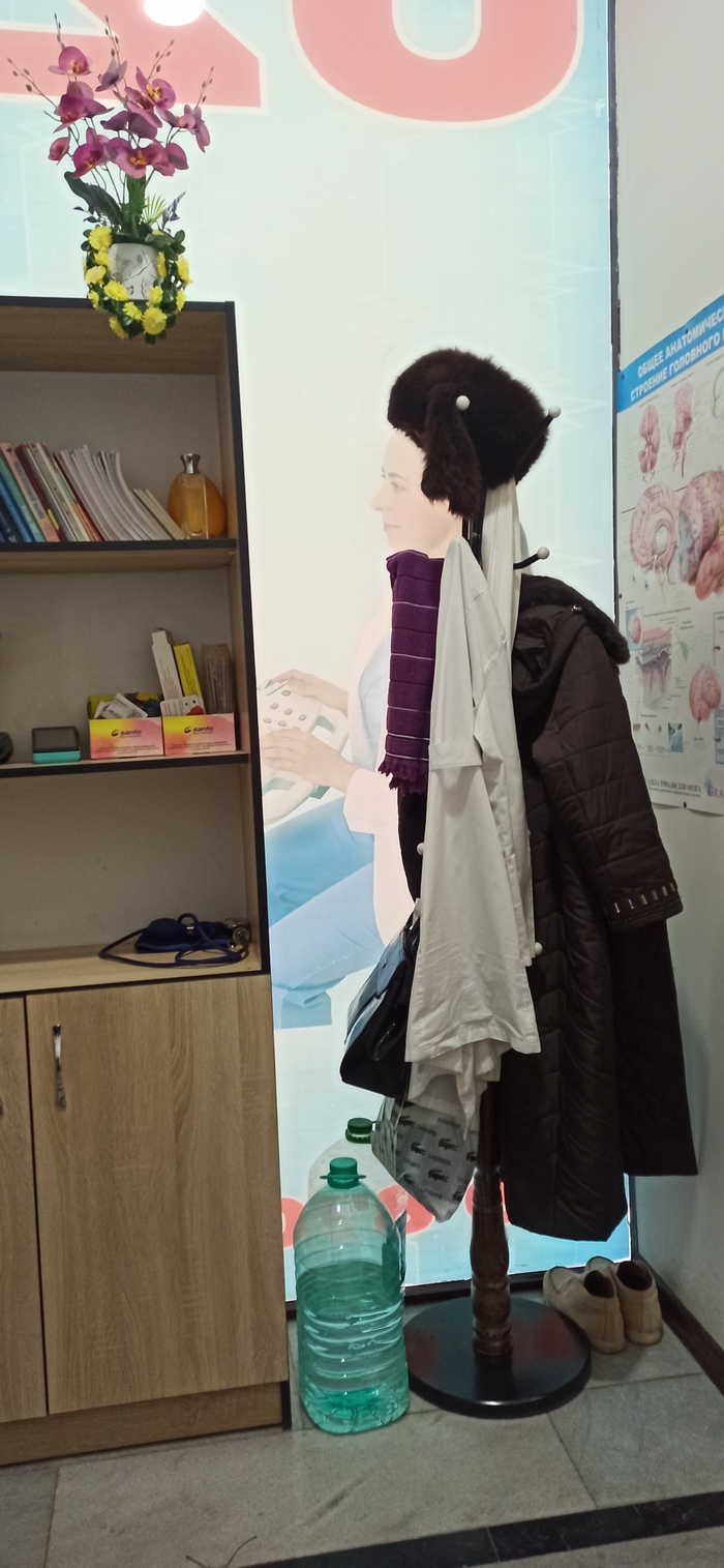 Красна девица на улице, а шапка на вешалке