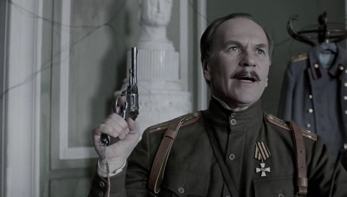 Офицер в гимнастике с обычными пуговицами