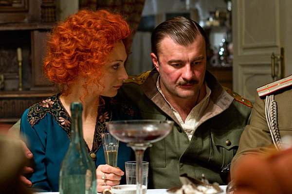 Но на Мышлаевском (Попереченков) одета гимнастерка с роговыми пуговицами, которые должны быть только на кителе.