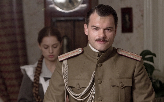 А на Шервинском (Дятлове) одет вполне себе заграничный китель с характерными косыми швами, но с мягким воротником и пуговицами на нем.