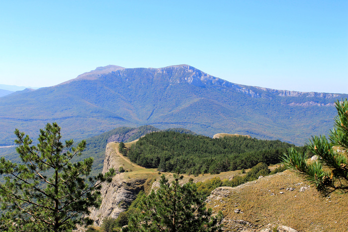 У подножия Северной Демерджи. Козырёк. На заднем плане — Чатыр-Даг