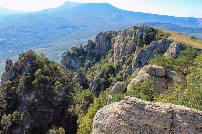 Скалы. Южная Демерджи. Если сильно постараться, то тут можно спуститься в Долину Привидений. Но лучше не стоит =)