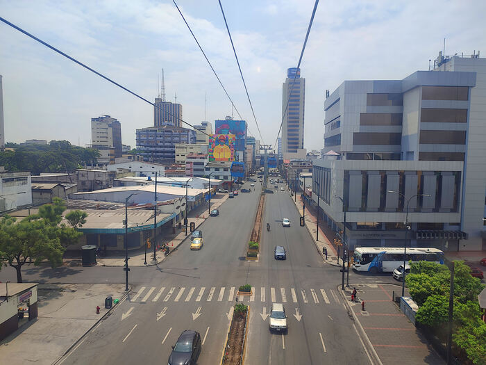 Лечу над центральной улицей