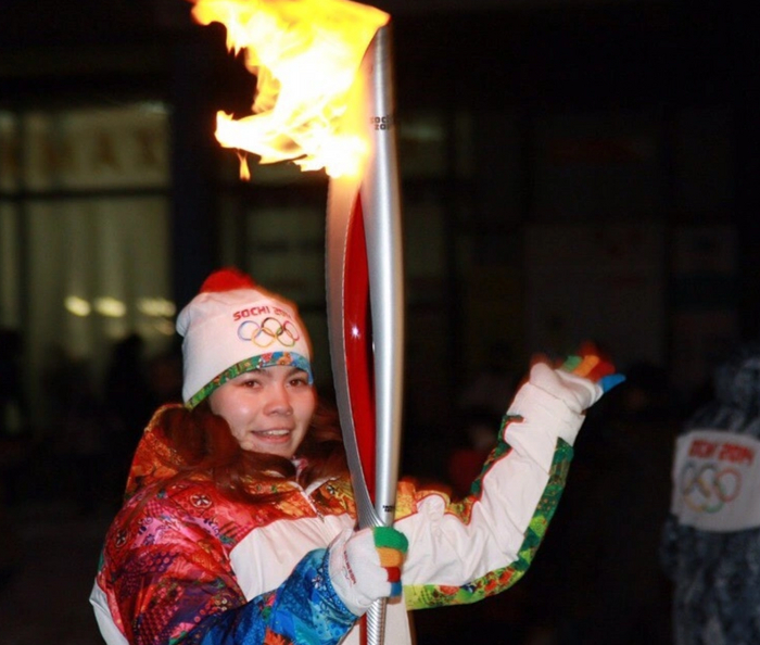 Залия несёт олимпийский факел