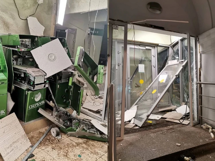 Взрыв разорвал банкоматы и выбил двери. Фото: Пресс-служба Красногвардейского района.