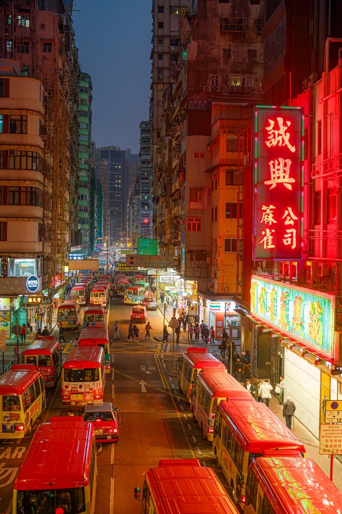 После Сеула был галоп по Вьетнаму, Малайзии и Таиланду, но понравился мне, пожалуй, больше всего Гонконг, на фото - одна из его улиц. Март, Sony A9M2 + Sony 50/1.2GM