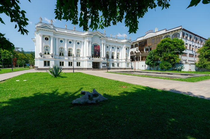 В июле удалось посетить Кутаиси и его окрестности. На фото - театр в Сенаки. Sony A9M2 + Sony 16-35/2.8GM