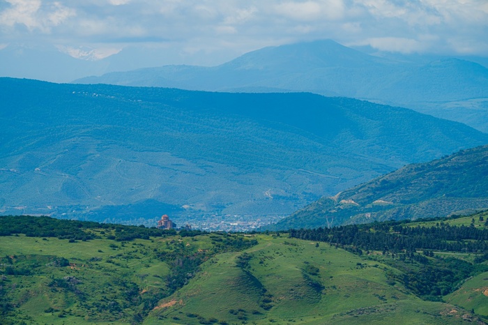 В июне преимущественно гулял по тбилисским окраинам. Вид на Джвари с хребта у озера Лиси. Sony A9M2 + Sony 100-400/4.5-5.6GM