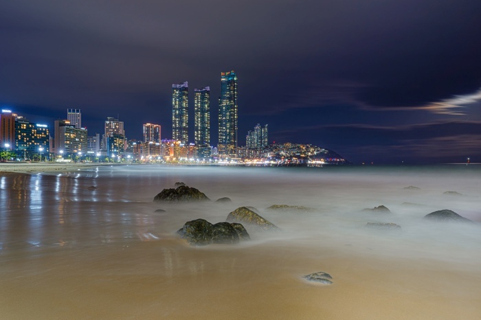 А в середине марта вернулся в Корею, чтобы на протяжении пары месяцев наблюдать местную весну. В какой-то момент заглянул в Пусан, посетив и пляж Хэундэ (на фото). Март, Sony A9M2 + Sony 16-35/2.8GM