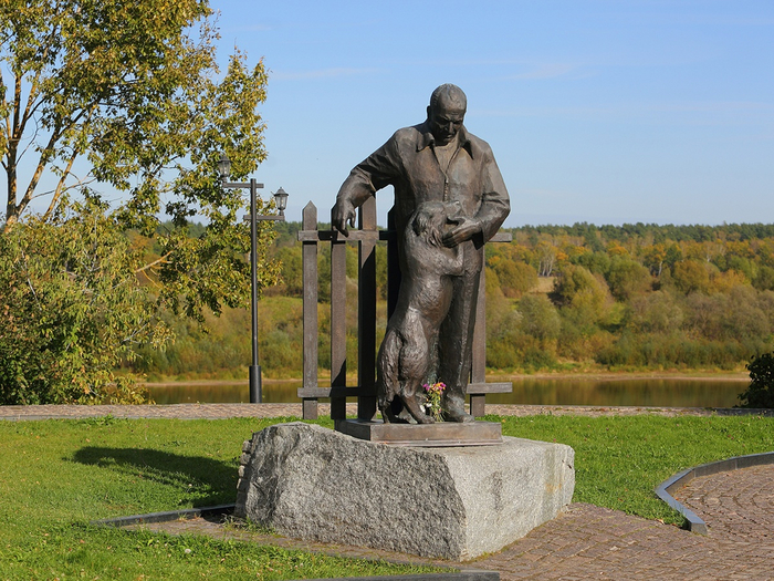 Паустовский с собачкой в Тарусе.