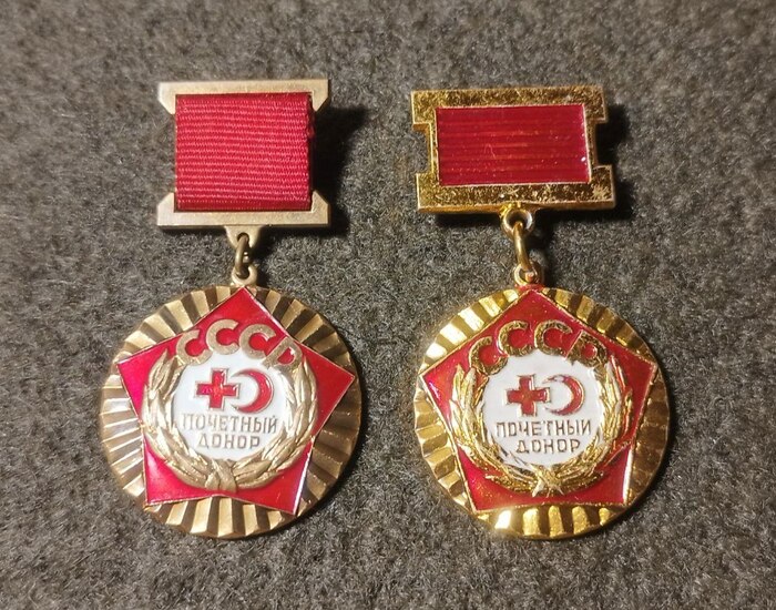 Слева - из томпака, справа - алюминиевый.