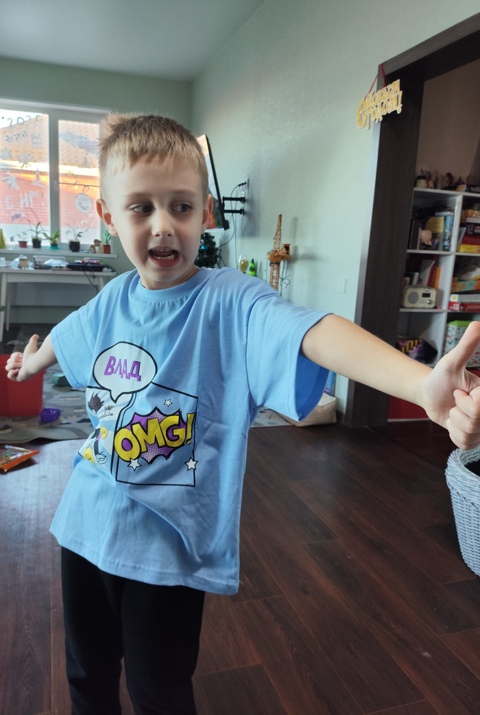 Старший сын в футболке. Ваши дети тоже болтают во время фоток?