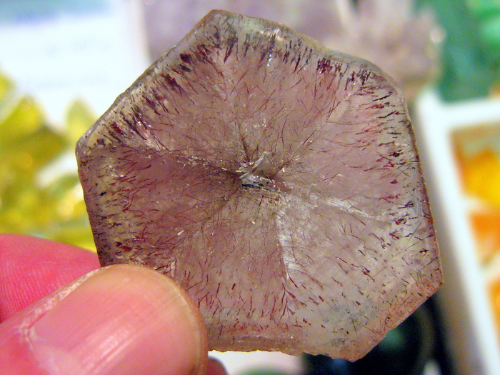 "Земляничный" кварц. Месторождение Жайрем, Казахстан. Поперечный спил кристалла. Выставка "Мир Камня", фото автора