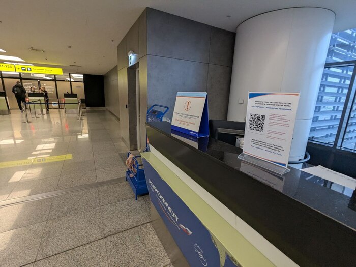 Транзитная стойка. Разумеется работает один человек