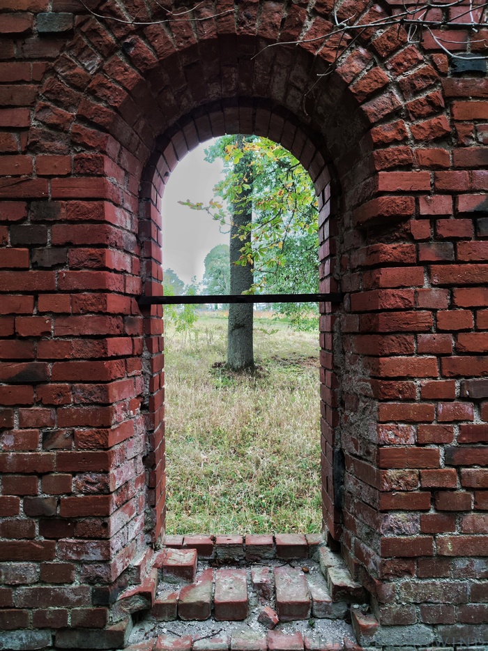 Остатки оконного переплёта