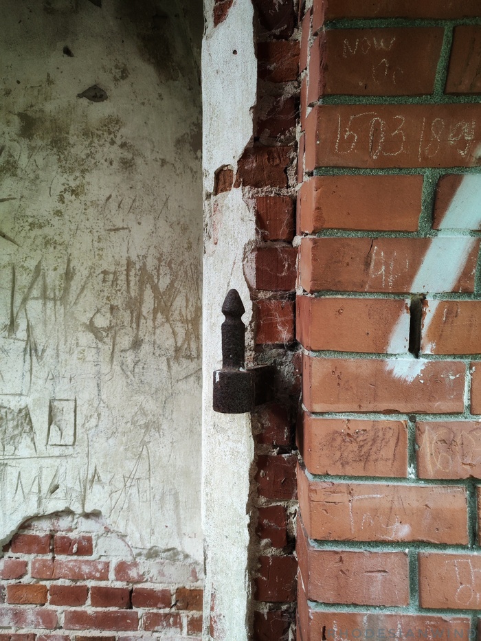 Петля, на которой раньше держались ворота