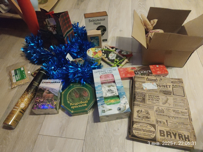 На фото представлено не всё, ввиду того, что дети уже оба умеют читать и соответственно схватили и побежали по углам, что б всё распаковать. Поэтому фотографирую урывками. Снегурочка собрала подарочки с региональным уклоном. Это считаю ВЕЛИКОЛЕПНО!