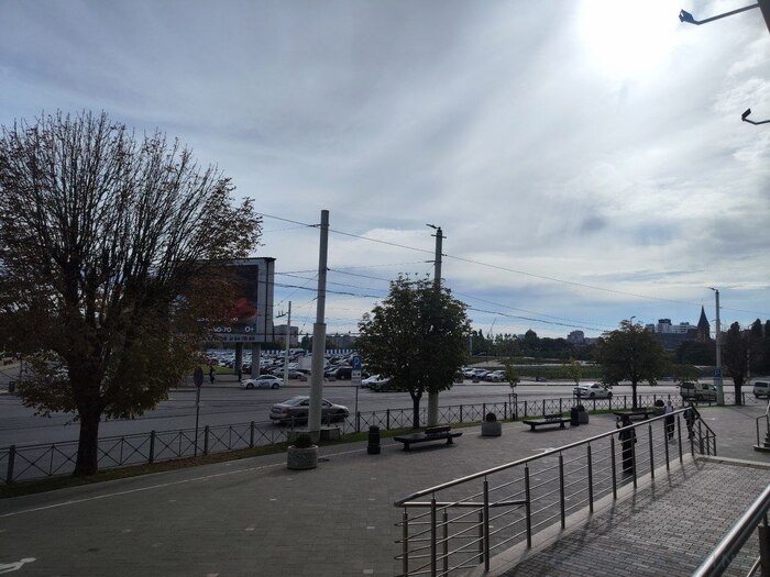 Совсем недавно вдали стояла громада Дома советов