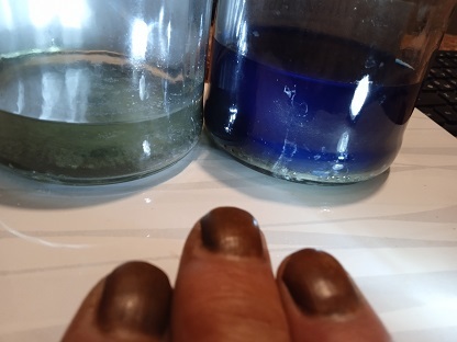 Справа аммиачный комплекс меди синего цвета, слева аммиачный комплекс серебра прозрачный и внизу мои красивые ногти после купания в растворе ионов меди с восстановившейся медью в ногтевых пластинах.