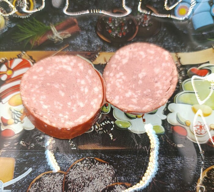 Два кусочека колбаски