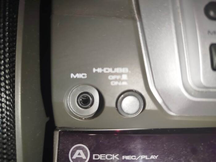 Забыл упомянуть - вход для микрофона (караоке) и кнопка вкл. /выкл. высокоскоростного копирования с кассеты на кассету:)