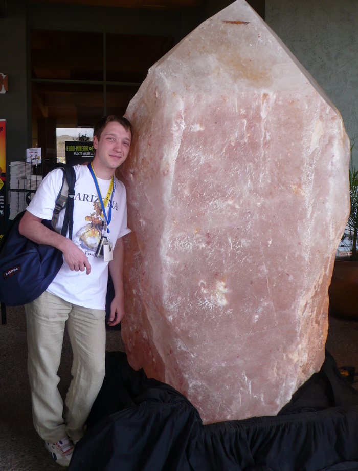 Гигантский кристалл розового кварца. Бразилия, шт. Минас-Жерайс. Минералогическая выставка Tucson Gem & Mineral Show, шт. Аризона, США. Фото ООО "Мир Камня"