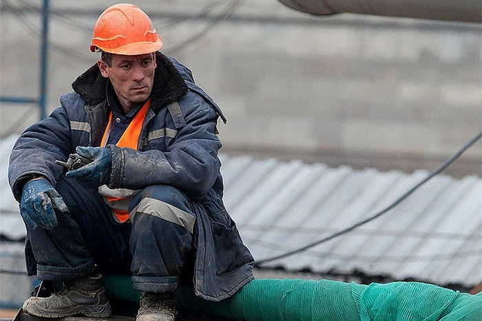 Как крановщик подрался на работе, был уволен, а потом отсудил 1,2 млн рублей за незаконное увольнение