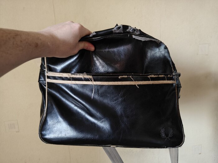 UPD: С этой сумкой с 2013го. Не меняю потому что лучше нет. Хотел уже было на авито в хорошие руки отдать. Т.К брал реплику, но онп себя за 2 года исчерпала. Это оригинал Fred Perry. Прошел с ней много что, пронес в ней до 6 литров пива. Сломал замок и т.д