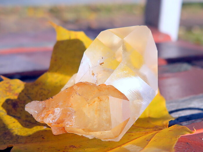 Кристаллы горного хрусталя со слабым налетом гидроокислов железа. Из собрания автора