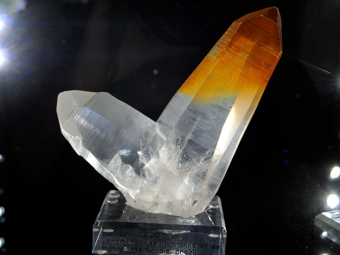 Кристаллы горного хрусталя с частичным налетом гидроокислов железа. Минералогическая выставка Tucson Gem & Mineral Show, шт. Аризона, США. Фото ООО "Мир Камня"