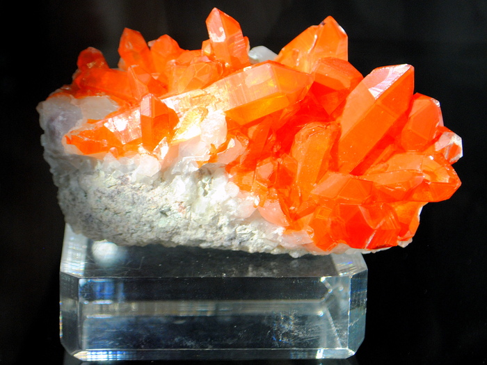 Мандариновый кварц. Бразилия. Минералогическая выставка Tucson Gem & Mineral Show, шт. Аризона, США. Фото ООО "Мир Камня"