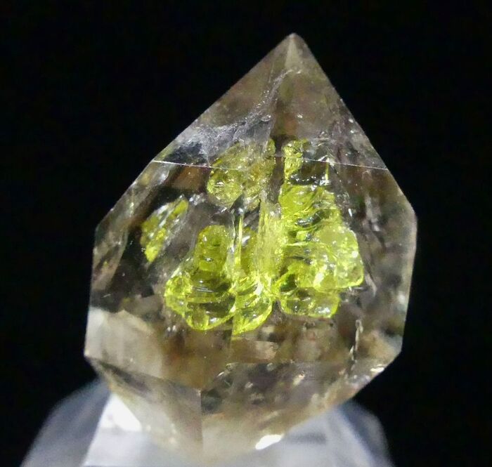 Включения самородной серы в кристалле кварца. Ngorongoro District, Arusha Region, Tanzania (United Republic). Фото с сайта: <!--noindex--><a href="https://pikabu.ru/story/raduga_kvartsa_post_7_iz_serii_ego_velichestvo_kvarts_chast_1_krasnyiyrozovyiyoranzhevyiyzheltyiy_12213795?u=https%3A%2F%2Fvugnasmineralblog.tumblr.com%2Fpost%2F735910655103778816%2Fnative-sulphur-in-smoky-quartz-ol-doinyo-lengai&t=https%3A%2F%2Fvugnasmineralblog.tumblr.com%2Fpost%2F735910655103778816...&h=3dd935c50d955265ab6a1ca69971aca0437672ad" title="https://vugnasmineralblog.tumblr.com/post/735910655103778816/native-sulphur-in-smoky-quartz-ol-doiny..." target="_blank" rel="nofollow noopener">https://vugnasmineralblog.tumblr.com/post/735910655103778816...</a><!--/noindex-->