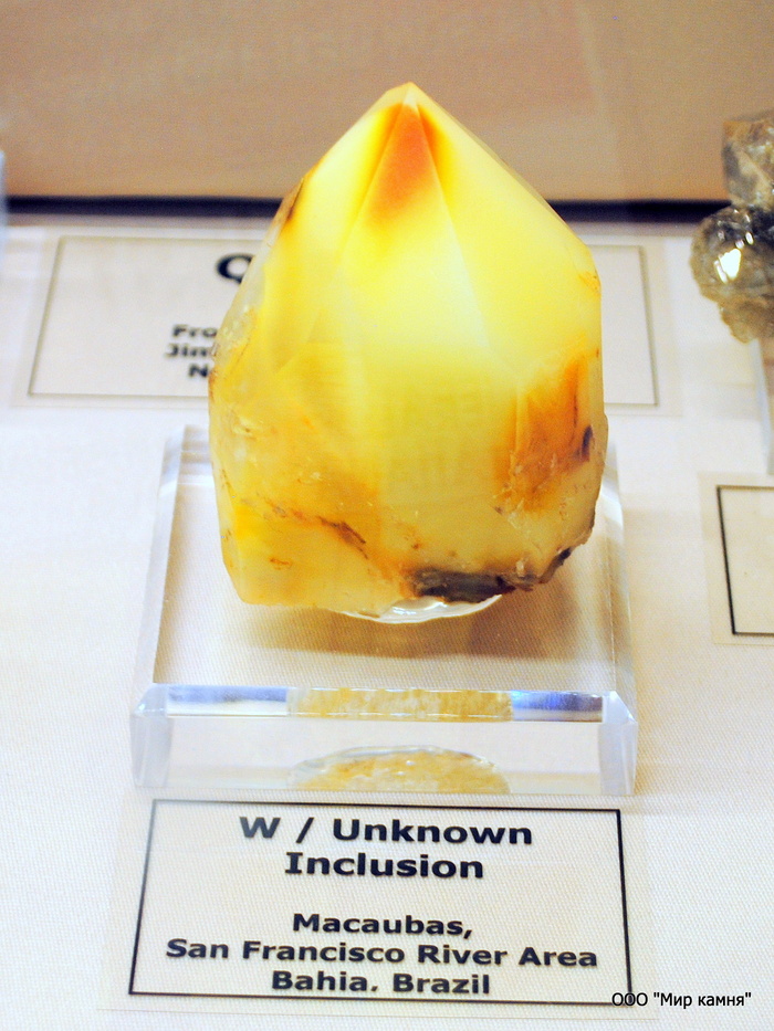 Желтый кварц окрашенный тонкодисперсными включениями серы? Бразилия, штат Байя. Минералогическая выставка Tucson Gem & Mineral Show, шт. Аризона, США. Фото ООО "Мир Камня"
