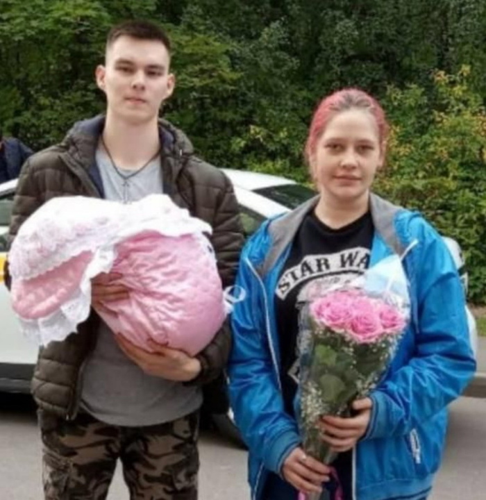 Максим, Лиля и Света в день выписки из роддома