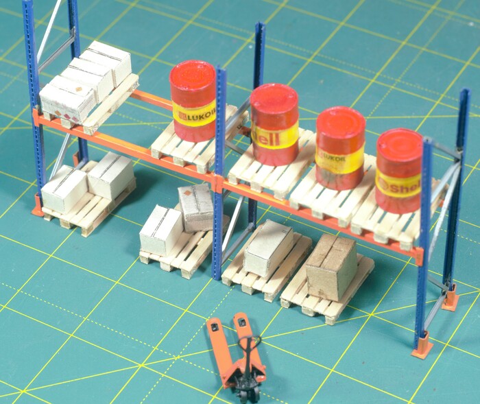 Ручную гидравлическую тележку (роклу) я уже выкладывал в предыдущем своем посте. (также из метала).
