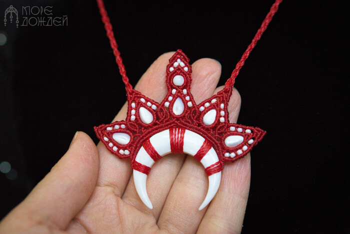 Кулон "Коронация Молодой Луны". Натуральный перламутр, японский бисер, полиэстровая нить.