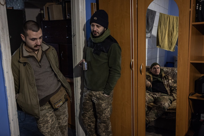 Солдаты Тарас, 33 года, слева, и Александр, 27 лет, обсуждают войну. (Эд Рам для The Washington Post)