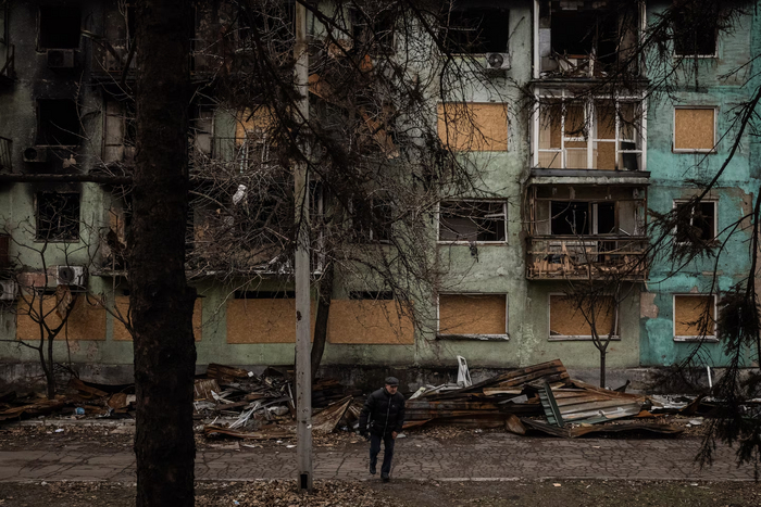 Разрушенное здание в Доброполье, в 12 милях к северу от стратегически важного города Покровск. (Эд Рам для The Washington Post)