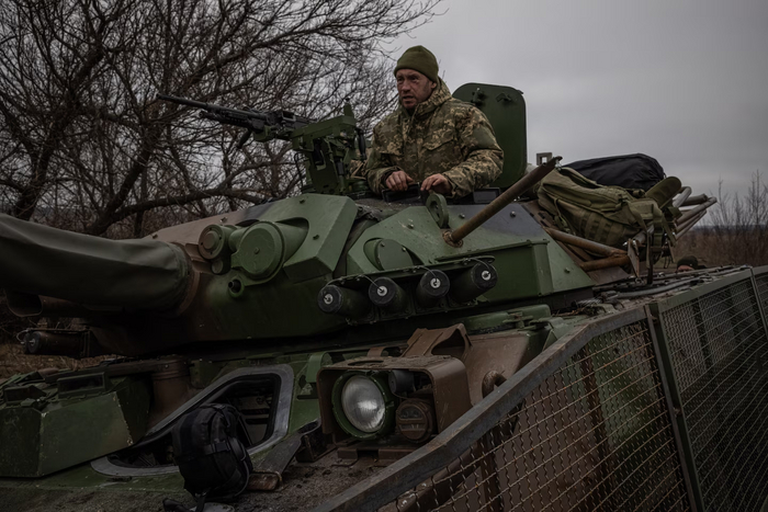 Французский армейский бронетранспортер AMX-10 пересекает Донецкую область. (Эд Рам для The Washington Post)