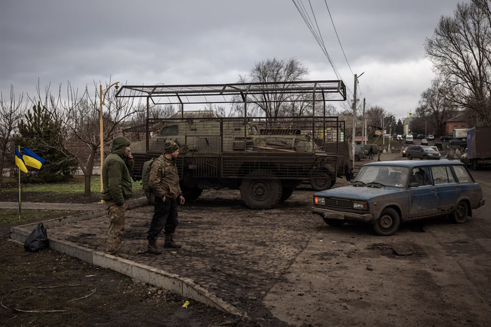 Бронированный автомобиль покрыт проволочной сеткой для защиты от беспилотников. (Эд Рам для The Washington Post)