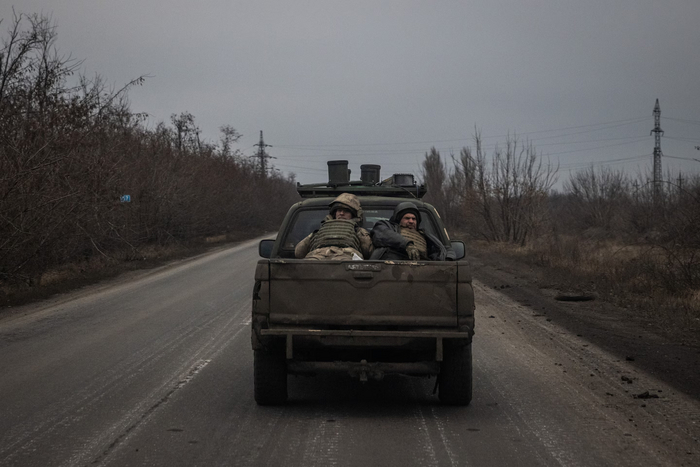 Солдаты направляются на север из окрестностей Покровска 29 декабря. (Эд Рам для The Washington Post)