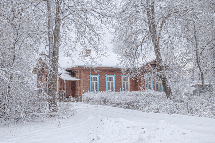 Я честно не знаю что это за дом, но выглядит как частный дом (есть звонок и почтовый ящик)