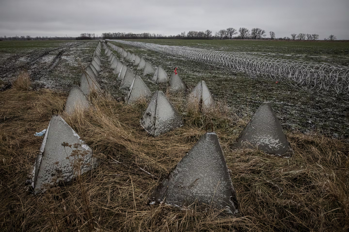 Противотанковые заграждения, известные как «зубы дракона», видны в глубине контролируемой Украиной территории в Днепропетровской области. (Эд Рам для The Washington Post)