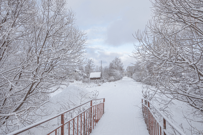 Переходим мостик и видим старую часть села
