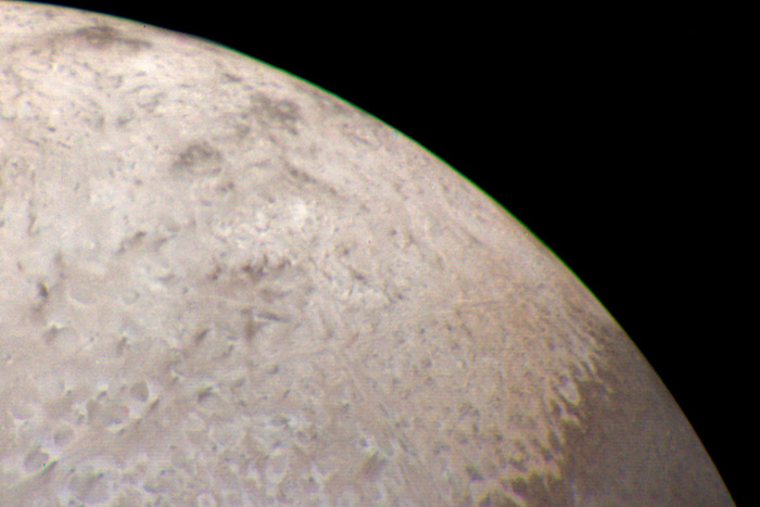 Цветное изображение поверхности Тритона, полученное "Вояджером-2" рано утром 25 августа 1989 года с расстояния около 210 000 километров / © NASA/JPL