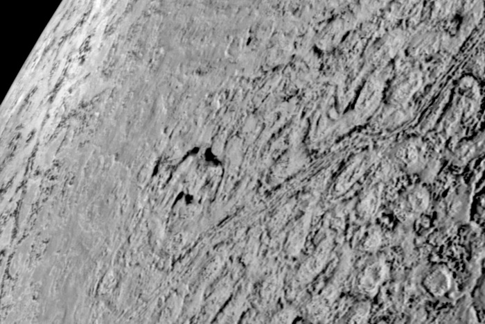 Один из самых детальных снимков поверхности Тритона, сделанный "Вояджером-2" 25 августа 1989 года, демонстрирует уникальный для Солнечной системы ландшафт из округлых углублений и хребтов / © NASA/JPL